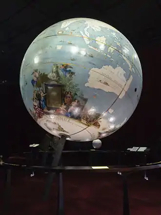 vue en contre-plongée du globe de quatre mètres, montrant une Australie presque rectangulaire